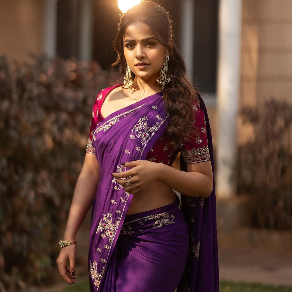 ఈ క్రమంలోనే జాక్ మూవీ ప్రమోషన్లలో భాగంగా సిద్ధు, వైష్ణవి ఫుల్ బిజీగా ఉన్న సంగతి తెలిసిందే. ఇటీవల భీమవరంలోని విష్ణు కాలేజీలో నిర్వహించిన ఈవెంట్లో జాక్ చిత్రయూనిట్ సందడి చేసింది. ఈ కార్యక్రమంలో అక్కడి విద్యార్థులతో సిద్దు, వైష్ణవి ఇంట్రాక్ట్ అయ్యారు. 