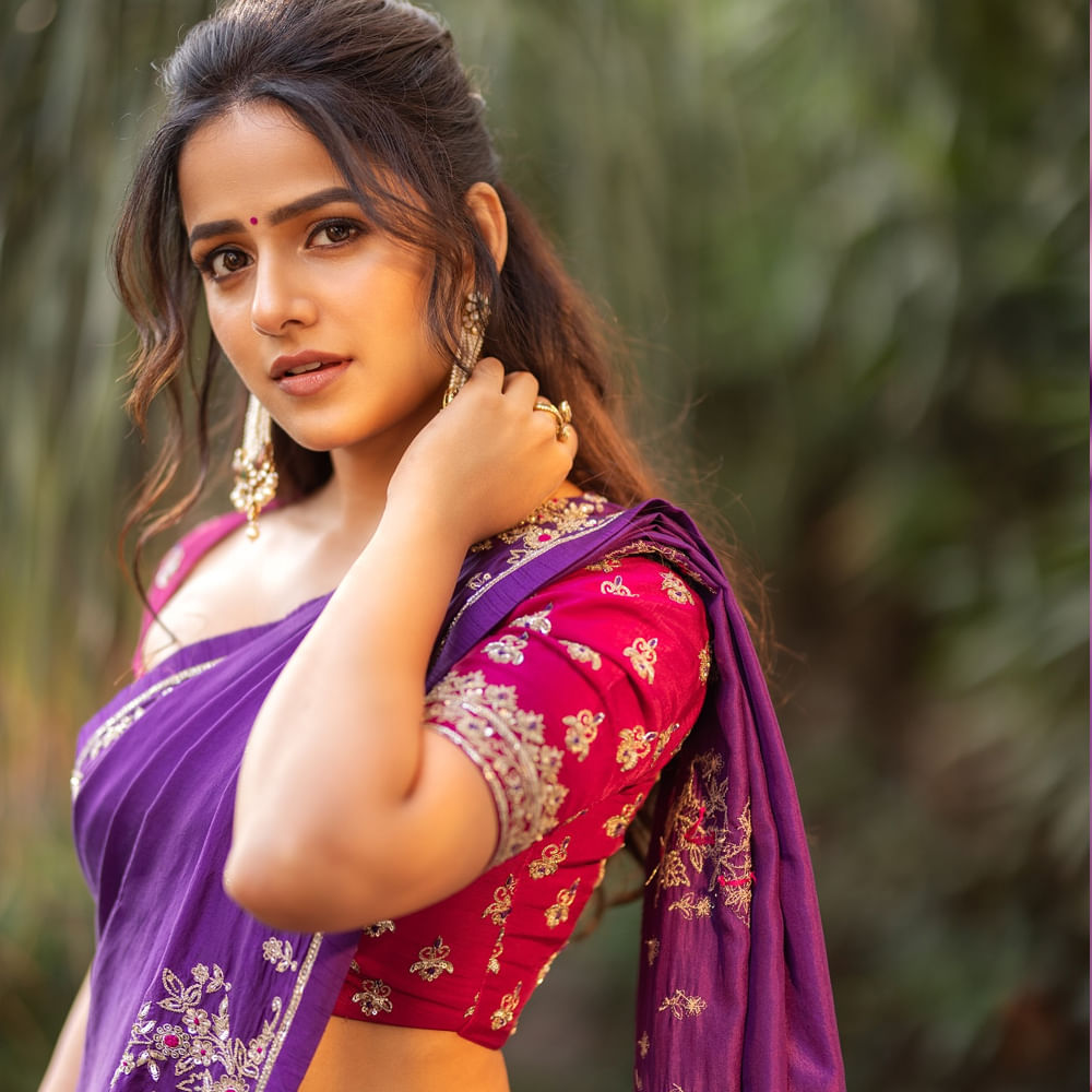 బేబీ సినిమాతో తెలుగు చిత్రపరిశ్రమలో స్టార్ డమ్ సంపాదించుకుంది హీరోయిన్ వైష్ణవి చైతన్య. దీంతో ఈ బ్యూటీకి తెలుగులో వరుస ఆఫర్స్ వచ్చాయి. ప్రస్తుతం సిద్ధు జొన్నలగడ్డ సరసన జాక్ చిత్రంలో నటిస్తుంది ఈ వయ్యారి. ఈ మూవీ ఏప్రిల్ 10న థియేటర్లలో విడుదలకానుంది.