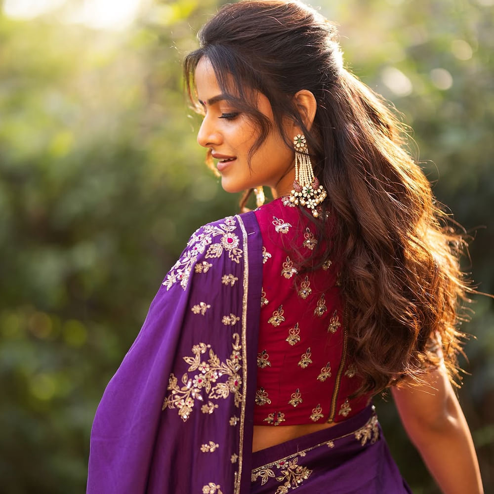 ఇది భీమవరం .. రాజమండ్రి కాదు అని అంటూ అనేశారు. అప్పుడే సిద్ధు వచ్చేసి చెవిలో భీమవరం అని చెప్పడంతో వెంటనే మైక్ లో ఎఫ్ పదం అనేసింది. ఇంతకు ముందు రాజమండ్రి వెళ్లి ఇక్కడకు వచ్చాం కాబట్టి కన్ఫ్యూజన్ అయ్యాను అంటూ కవర్ చేసేసింది. 