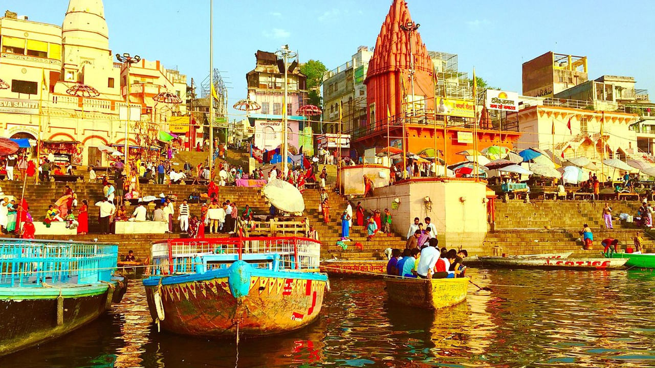 వారణాసి భారతదేశ సాంస్కృతిక వైభవం గురించి తెలుసుకోవడానికి ఇష్టపడే పర్యాటకులకు.. ఆధ్యాత్మికత వాతావరణాన్ని ఇష్టపడే వారికి ఒక ఆసక్తికరమైన ప్రదేశంగా నిలుస్తుంది. ప్రశాంతమైన ఘాట్లు, పవిత్ర దేవాలయాల నుంచి సాంస్కృతిక హాట్‌స్పాట్‌లు, నదీ క్రూయిజ్‌లు, ఆధ్యాత్మికత, వారసత్వం, ఆకర్షణల పరిపూర్ణ మిశ్రమాన్ని అందించే స్థానిక మార్కెట్‌ల వరకు ఎన్నిటినో పర్యాటకుడు వారణాసిలో సందర్శించవచ్చు. ప్రయాణాన్ని పరిపూర్ణంగా ఎంజాయ్ చేయవచ్చు. 
