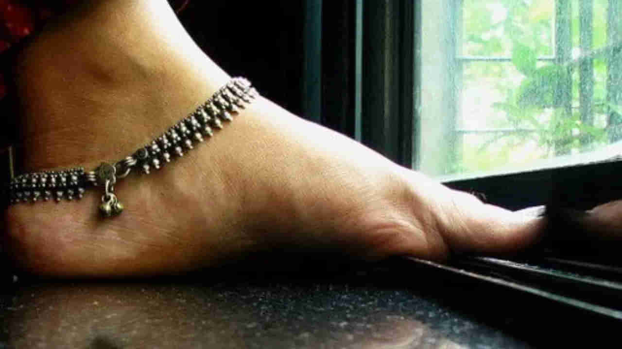 Vastu Tips: ఈ వస్తువులను పొరపాటునైనా కాలితో తాకితే ఆర్ధిక ఇబ్బందులకు వెల్కం చెప్పినట్లే..