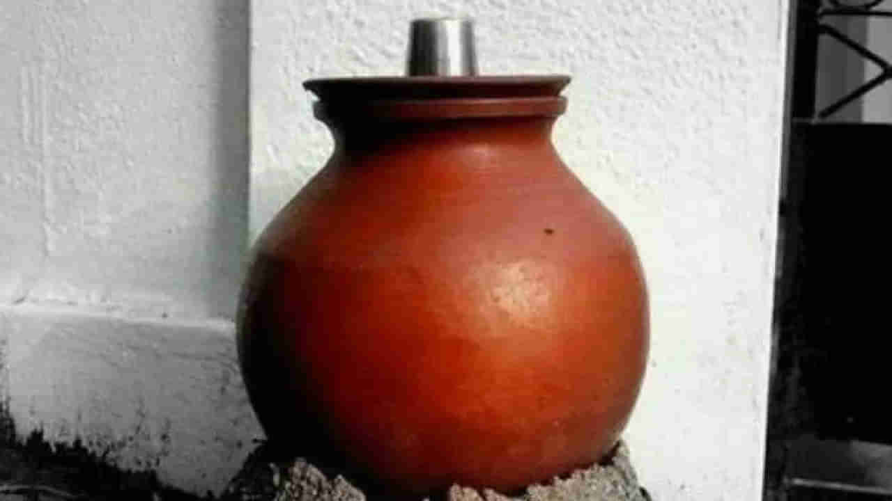 Vastu Tips: ఇంట్లో నీరు నిల్వ ఉండే పాత్రను ఏదిశలో పెట్టుకోవడం శుభప్రదం.. ఏ దిశలో పెట్టుకుంటే అశుభం అంటే..