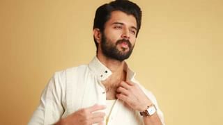 బ్లూకలర్ అవుట్ ఫిట్ డ్రెస్ లో అదరిపోయిన అంజలి.. బ్యూటి ఫుల్ ఫొటోస్