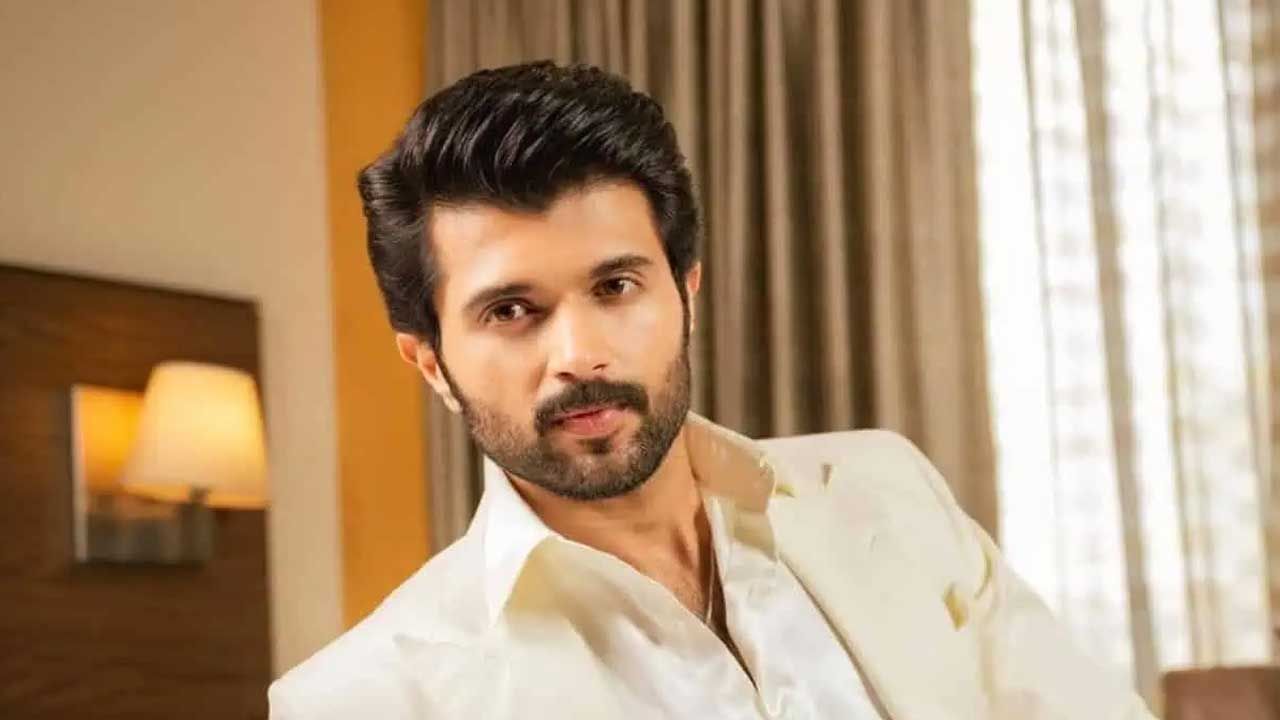 విజయ్ దేవరకొండ అర్జున్ రెడ్డి సినిమా కంటే ముందు చాలా సినిమాల్లో సైడ్ కార్యెక్టర్స్ లో నటించి మంచి ఫేమ్ సంపాదించుకున్నాడు. ముఖ్యంగా పెళ్లి చూపులు మూవీతో తన నటనతో మంచి గుర్తింపు తెచ్చుకోవడంతో అర్జున్ రెడ్డి సినిమాలో ఛాన్స్ కొట్టే శాడు.