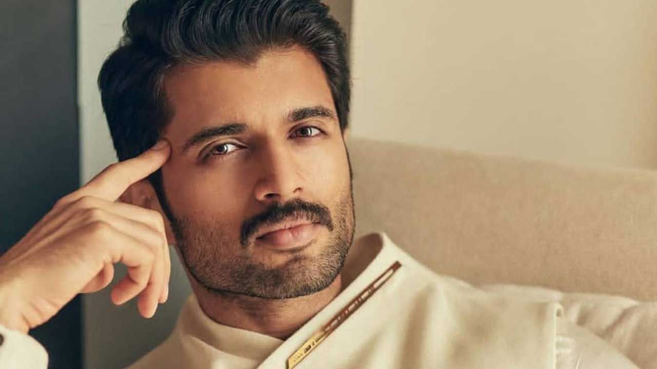 విజయ్ దేవరకొండ, డైరెక్టర్ తరుణ్ భాస్కర్ దర్శకత్వంలో తెరకెక్కిన రొమాంటిక్ లవ్ డ్రామా పెళ్లి చూపులు నేషనల్ అవార్డు కైవసం చేసుకుంది. ఇక ఈ మూవీ అనంతరం విజయ్ దేవరకొండ నటించిన అర్జున్ రెడ్డి ఒక సంచలనం సృష్టించిందనే చెప్పాలి. ఈ మూవీ తర్వాత ఈ హీరో ఓవర్ నైట్ స్టార్ గా మారడమే కాకుండా యూత్ ఫేవరెట్ హీరో అయిపోయాడు.