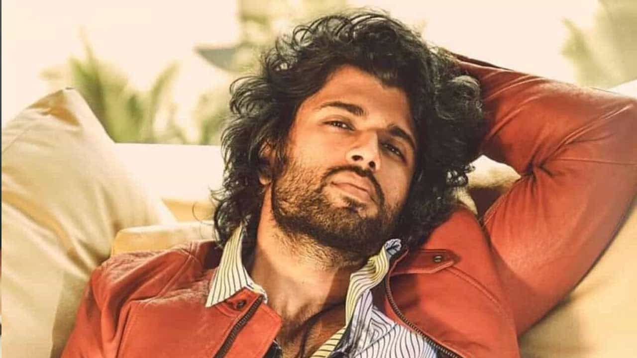ఇక అర్జున్ రెడ్డి సినిమా తర్వాత విజయ్ దేవరకొండకు సినిమా అవకాశాలు క్యూ కట్టాయి. ఈ సినిమా తర్వాత మహానటి సినిమాలో  కీలక పాత్రలో మెరవగా, గీత గోవిందం సినిమాతో మరో సారి బ్లాక్ బస్టర్ హిట్ అందుకున్నాడు.అయితే ఈ హీరోకు చాలా సినిమా అవకాశాలు వచ్చిన్నప్పటి ఆయన సినిమాలు రిజక్ట్ చేశాడంట.  ముఖ్యంగా ఈ హీరో రిజక్ట్ చేసిన సినిమాతో మెగా హీరో బ్లాక్ బస్టర్ హిట్ అందుకున్నాడంట. ఆ సినిమా ఏది అంటే? 