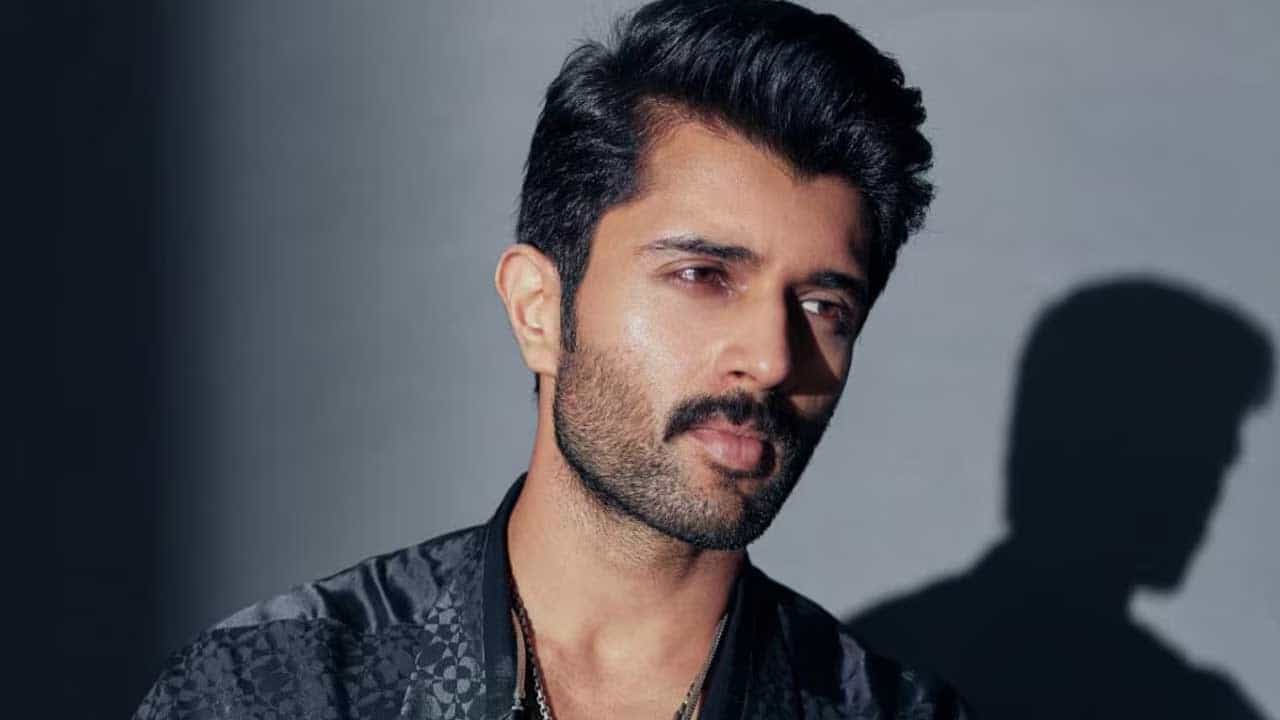 ఉప్పెన సినిమా ఎంత మంచి విజయం అందుకుందో ప్రత్యేకంగా చెప్పాల్సిన పని లేదు. ఈ మూవీతో కృతిశెట్టికి, వైష్ణవ్ తేజకు మంచి ఫేమ్ వచ్చింది . బుచ్చిబాబు దర్శకత్వంలో తెరకక్కిన ఈ సినిమా మొదటి రోజునుంచే మంచి కలెక్షన్స్ రాబట్టి బ్లాక్ బస్టర్ హిట్ అందుకుంది. ఇందులో మొదట విజయ్ దేవర కొండను అనుకోగా, విజయ్ రిజెక్ట్ చేయడంతో మెగా హీరోకు ఛాన్స్ దక్కింది.