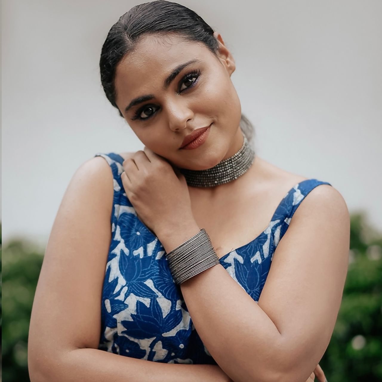 మలయాళీ నటి విన్సీ సోనీ అలోషియస్.. పలు చిత్రాల్లో నటించి మంచి గుర్తింపు తెచ్చుకుంది. తాజాగా తనకు గతంలో ఎదురైన చేదు అనుభవాన్ని గుర్తు చేసుకున్నారు. ఒక సినిమ సెట్స్ లో ఓ హీరో తనతో అసభ్యకరంగా ప్రవర్తించాడని చెప్పుకొచ్చింది. కానీ అతడి పేరు వెల్లడించలేదు. 