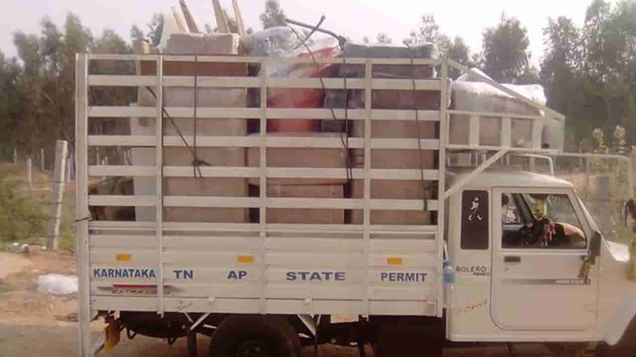 Telangana: పైనుంచి చూస్తే ఇంటి సామాన్ల పెట్టెలే.. లోపల చెక్ చేయగా..