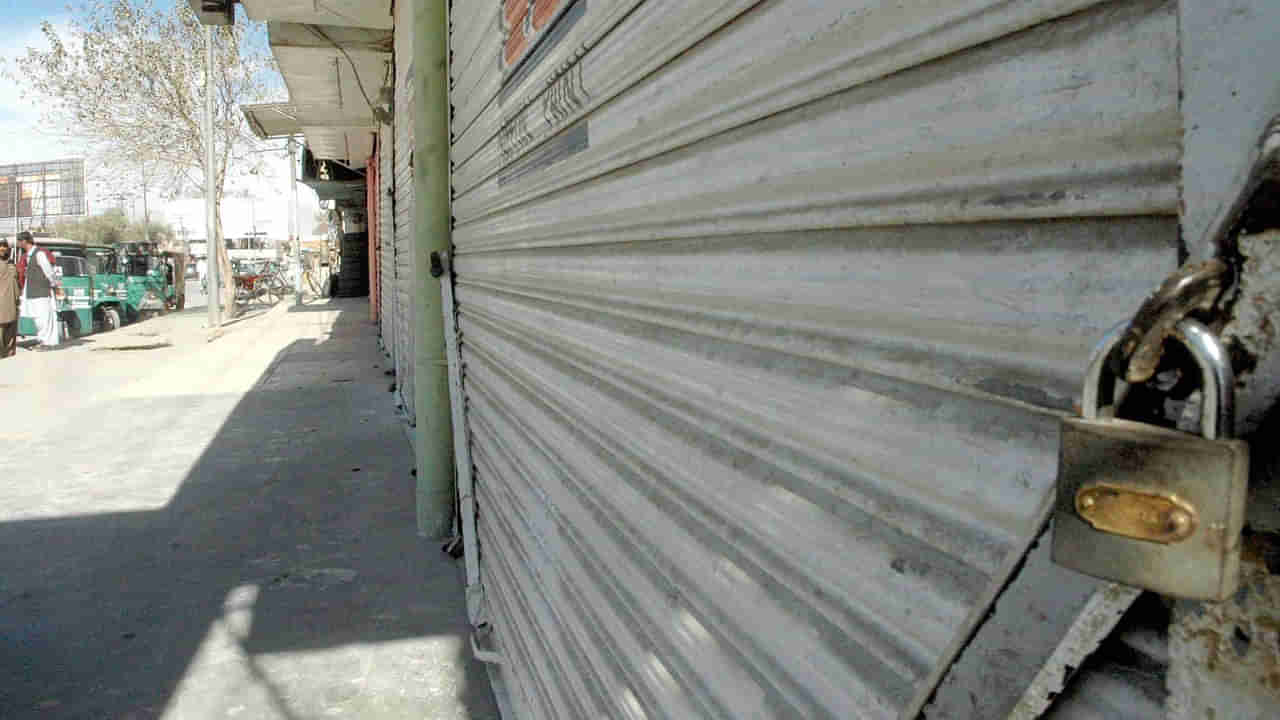 Telangana: రాత్రి మూసేసిన షాప్ షట్టర్ తెల్లారేసరికి తెరిచి ఉంది.. లోపలికి వెళ్లి చూడగా