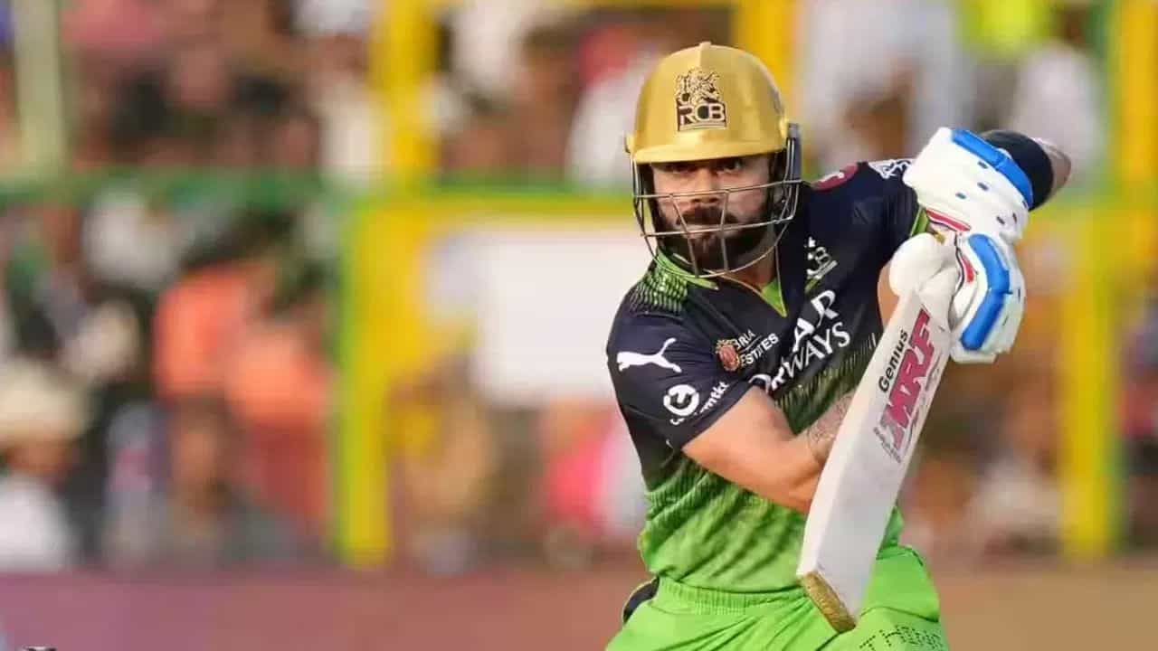 విరాట్ కోహ్లీకి ముందు, ఆస్ట్రేలియాకు చెందిన డేవిడ్ వార్నర్ మాత్రమే ఈ ఘనత సాధించాడు. రాజస్థాన్ రాయల్స్తో జరిగిన మ్యాచ్లో విరాట్ కోహ్లీ 45 బంతుల్లో 62 పరుగులు చేసి అజేయంగా నిలిచాడు. ఇందులో 2 సిక్సర్లు, 4 ఫోర్లు ఉన్నాయి.