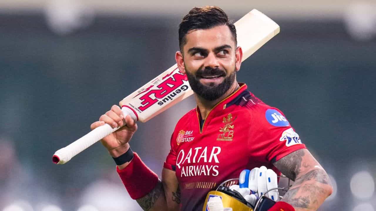 టీ20ల్లో హాఫ్ సెంచరీలు సాధించిన తొలి భారత ఆటగాడిగా విరాట్ కోహ్లీ నిలిచాడు. రాజస్థాన్ రాయల్స్ స్పిన్నర్ వనిందు హసరంగా బౌలింగ్లో అద్భుతమైన సిక్స్ కొట్టడం ద్వారా విరాట్ తన 100వ టీ20 హాఫ్ సెంచరీని పూర్తి చేసుకున్నాడు. కోహ్లీ ఇప్పుడు ప్రపంచంలో రెండవ బ్యాట్స్మన్గా, టీ20 క్రికెట్లో 100 లేదా అంతకంటే ఎక్కువ హాఫ్ సెంచరీలు సాధించిన మొదటి భారతీయ బ్యాట్స్మన్గా నిలిచాడు.