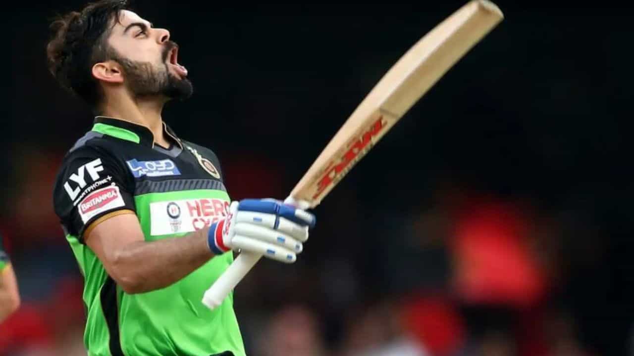 పరుగుల యంత్రం, ఛేజ్ మాస్టర్గా పేరుగాంచిన విరాట్ కోహ్లీ రికార్డుల మీద రికార్డులు సృష్టిస్తున్నాడు. ఐపీఎల్ (IPL) 2025లో అతను బ్యాట్తో పరుగుల వర్షం కురిపిస్తున్నాడు. ఏప్రిల్ 13న జైపూర్లోని సవాయ్ మాన్సింగ్ స్టేడియంలో రాజస్థాన్ రాయల్స్తో జరిగిన మ్యాచ్లో కోహ్లీ తన పేరు మీద మరో రికార్డును నమోదు చేసుకున్నాడు. టీ20 మ్యాచ్లో హాఫ్ సెంచరీ సాధించడం ద్వారా ఆస్ట్రేలియా బ్యాట్స్మన్ డేవిడ్ వార్నర్ రికార్డును సమం చేశాడు. కొన్ని రోజుల క్రితం, విరాట్ కోహ్లీ టీ20 క్రికెట్లో 13000 పరుగులు పూర్తి చేశాడు. అలా చేసిన మొదటి భారతీయుడిగా నిలిచాడు. తాజాగా తన హాఫ్ సెంచరీలతో మరో అద్భుతం చేశాడు.