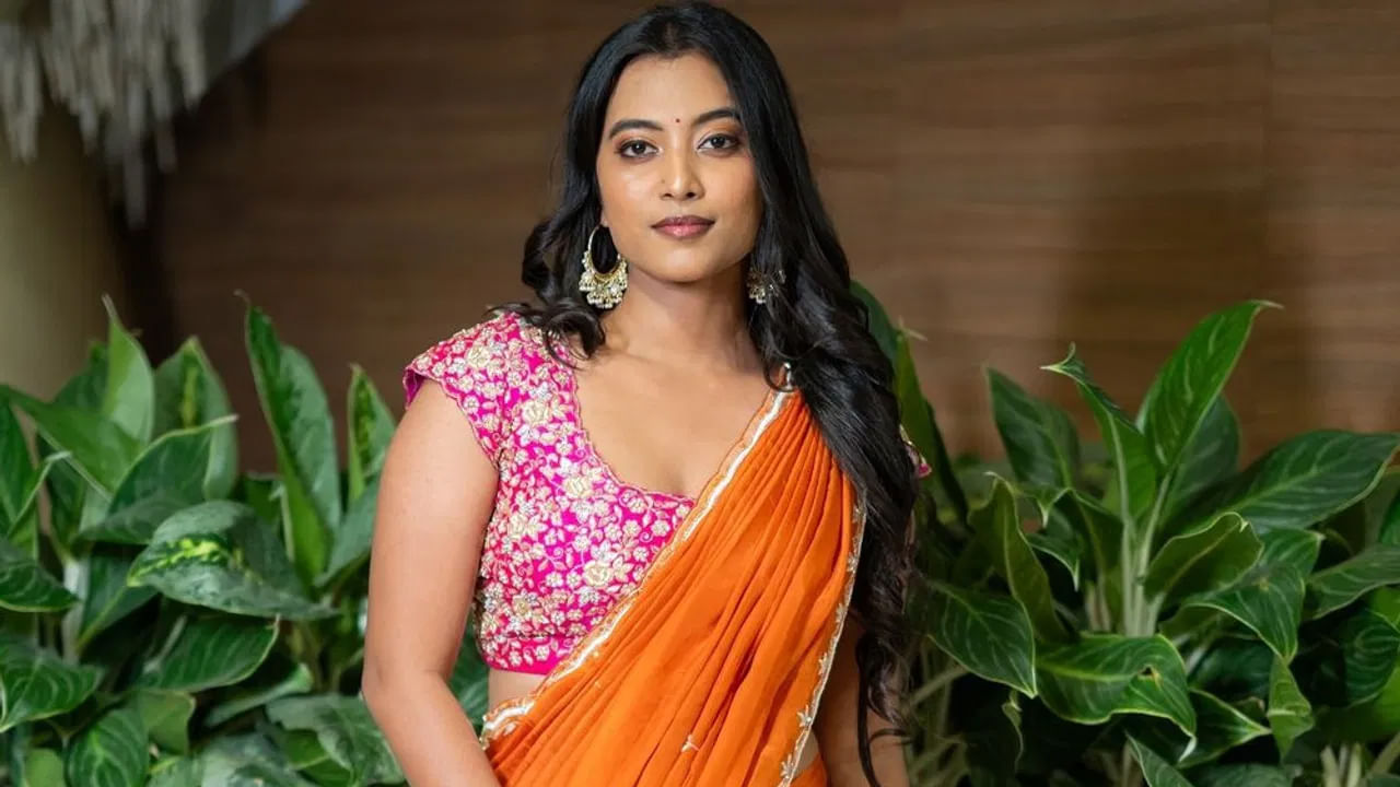 నీలి రంగు చీరలో అందంగా ఉన్న ఈ ముద్దుగుమ్మ ఎవరో గుర్తుపట్టారా. స్టార్ హీరోయిన్లకు ఏ మాత్రం తీసిపోకుండా ఉన్న ఈ చిన్నది చైల్డ్ ఆర్టిస్ట్‌గా పాన్ ఇండియా స్టార్ హీరోలో నటించి తన నటనతో ఎంతో మందిని ఆకట్టుకుంది.