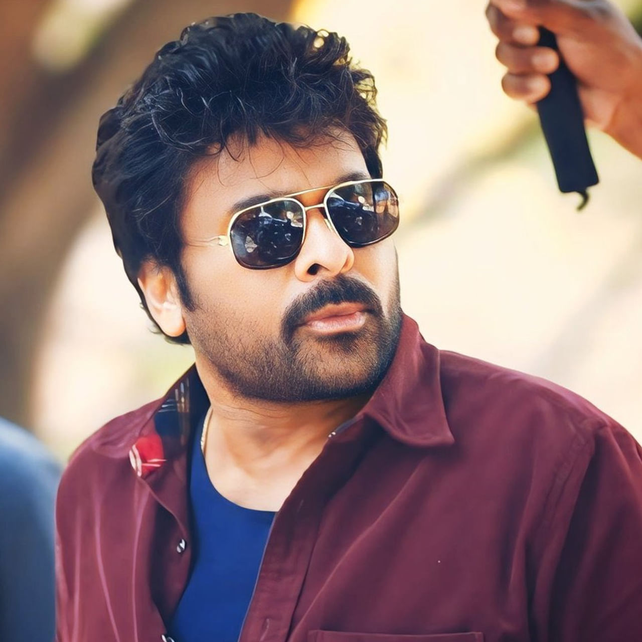 మెగాస్టార్ చిరంజీవి హీరోగా తెరకెక్కుతున్న ఫాంటసీ మూవీ విశ్వంభర. వశిష్ఠ దర్శకత్వంలో రూపొందుతున్న ఈ సినిమాను ఈ ఏడాది సంక్రాంతికే రిలీజ్ చేయాలని భావించారు. కానీ అప్పటికి షూటింగ్ పూర్తి కాకపోవటం, అదే డేట్‌కు రామ్ చరణ్ సినిమా రిలీజ్ ఉండటంతో విశ్వంభర వాయిదా పడింది. 