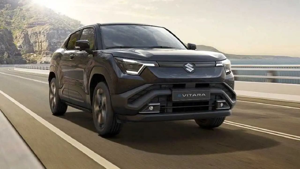 మారుతీ సుజుకీ ఈ నెల చివర్లో భారతదేశంలో తన మొదటి ఈవీ ఈ-విటారాను విడుదల చేయడానికి సన్నాహాలు చేస్తోంది . ఈ ఎలక్ట్రిక్ ఎస్‌యూవీ మిలన్‌లో జరిగిన ఈఐసీఎంఏ 2025లో ప్రపంచవ్యాప్తంగా రిలీజ్ చేసింది. ఆ తర్వాత భారత్ మొబిలిటీ గ్లోబల్ ఎక్స్‌పో 2025లో గ్రాండ్ షో చేసింది. ఈ కారు హార్ట్ఎక్ట్ -ఈ ప్లాట్‌ఫామ్‌ ద్వాార రెండు బ్యాటరీ సామర్థ్యాలతో అందుబాటులో ఉండనుంది. 49 కేడబ్ల్యూహెచ్, 61 కేడబ్ల్యూహెచ్ వేరియంట్స్‌లో అందుబాటులో ఉండే ఈ కారు ఓ సారి చార్జ్ చేస్తే 500 కి.మీ వరకు మైలేజ్ ఇస్తుంది. ఈ కారు అంచనా ధర రూ. 18 లక్షలుగా ఉంది. 
