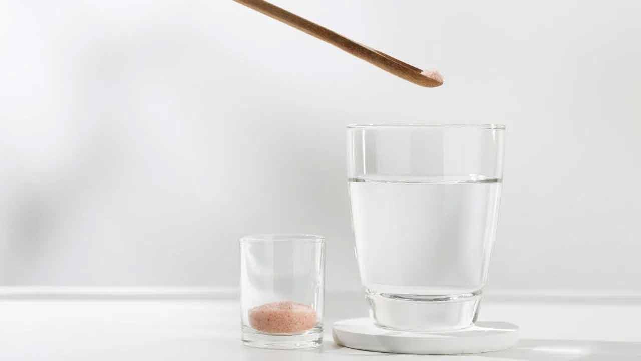 వేసవి వేడి నుంచి ఉపశమనం పొందడానికి చాలా మంది శీతల పానియాలు తాగడానికి ఆసక్తి చూపుతుంటారు. ఎండ కారణంగా అధిక చెమట, డీహైడ్రేషన్, ఎలక్ట్రోలైట్ క్షీణత వంటి సమస్యలు ఆరోగ్యంపై ప్రభావం చూపుతాయి . అలాంటప్పుడు ఒక గ్లాసు నీటిలో చిటికెడు ఉప్పు వేసి తాగడం వల్ల శరీరానికి అనేక ప్రయోజనాలు లభిస్తాయని నిపుణులు అంటున్నారు. నిజం.. చిటికెడు ఉప్పుకు అంత శక్తి ఉంది మరి. 