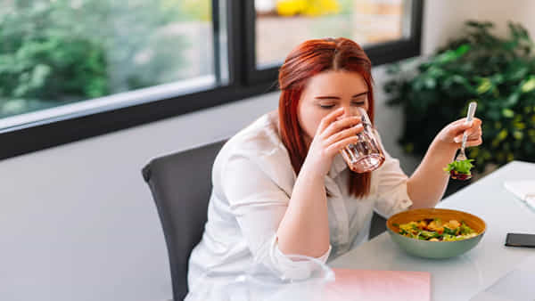 Health Tips: భోజనం చేసేటప్పుడు నీళ్లు తాగితే ఆ సమస్యలు.. ఇందులో నిజమెంత..?