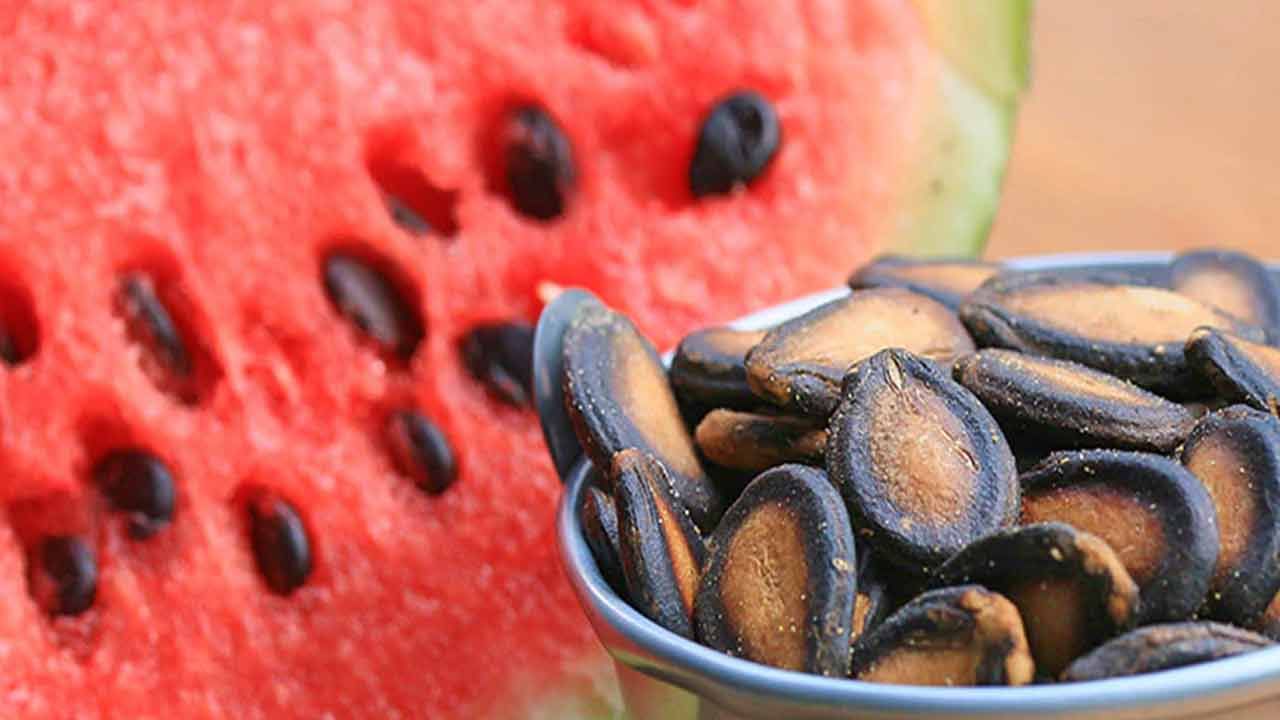 పుచ్చకాయ గింజల్లో ప్రొటీన్, ఐరన్, మెగ్నీషియం, జింక్, కాపర్ పుష్కలంగా ఉంటాయి.. ఇవి జుట్టు నాణ్యతను మెరుగుపరుస్తాయి. జుట్టు పెరుగుదలను ప్రోత్సహిస్తుంది. జుట్టు రాలడం, డ్యామేజ్ని నిరోధించడంలో సహాయపడతాయి. తరచూ పుచ్చకాయ గింజలు తినటం వల్ల ముఖం కాంతివంతంగా మారుతుంది. ముడతలు తగ్గి యవ్వనంగా కనిపిస్తారు. చర్మం పొడిబారకుండా కాపాడుతుంది.