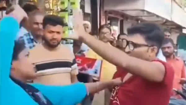 Viral Video: నడిరోడ్డు మీద భర్తను చితక్కొట్టిన భార్య... విషయం తెలిసి జారుకున్న స్థానికులు