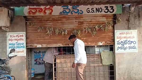 ఎండలో ఎలా తాగేది..? వైన్షాపులో సౌకర్యాలు లేక మందుబాబుల ఆందోళన.. ఏం చేశారంటే..
