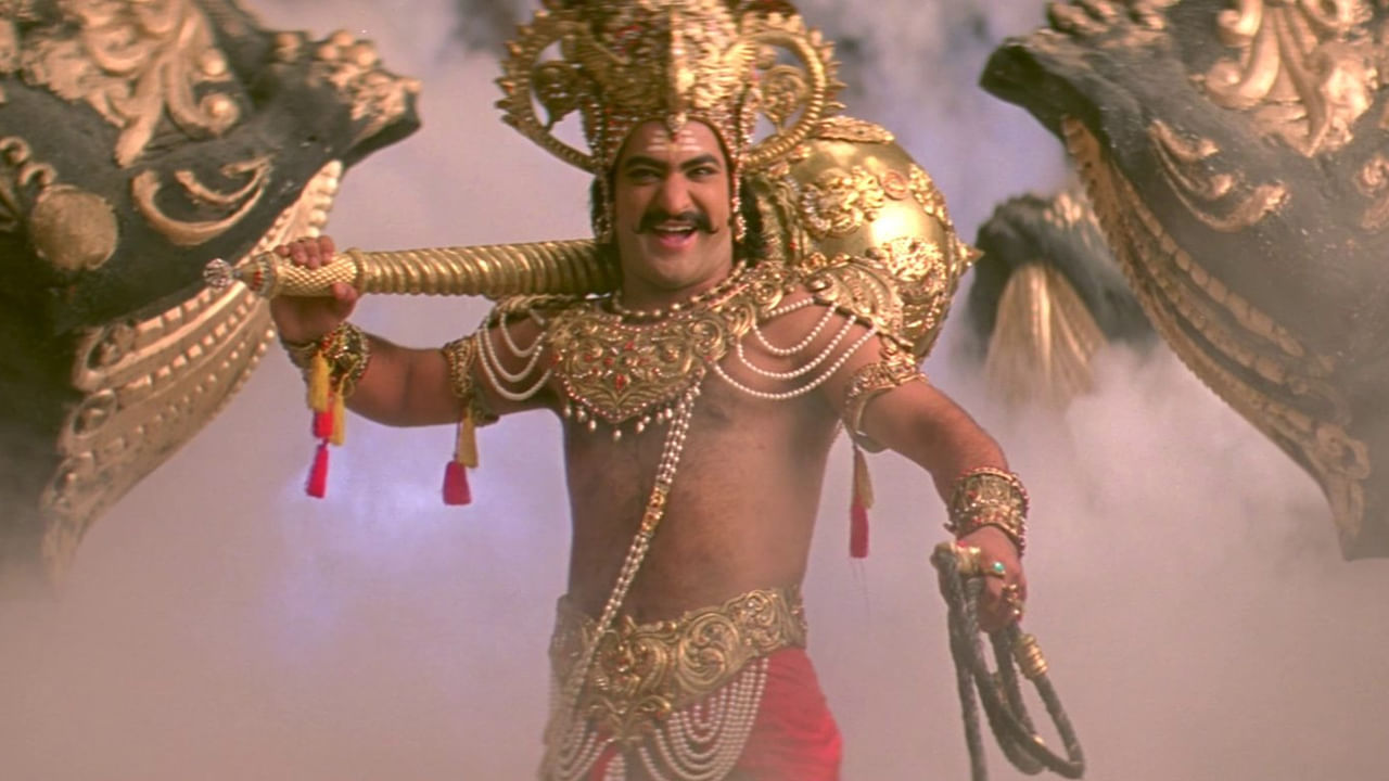 తన ఫేవరెట్ హీరో ఎన్టీఆర్ అంటూ చాలా వేదిక మీద చెప్పారు రాజమౌళి. ఈ జనరేషన్‌లో పౌరాణిక పాత్ర చేసే సత్తా ఉన్న టాప్ స్టార్స్ ఎవరంటే ముందు ఎన్టీఆర్‌ పేరే గుర్తుకు వస్తుంది. నటుడిగా ఎన్టీఆర్‌ ఎలాంటి పాత్రనైనా అద్భుతంగా పండించగలరు. అందుకే మెయిన్‌ క్యారెక్టర్‌ తారక్‌కు పడే ఛాన్స్‌ ఉంది.