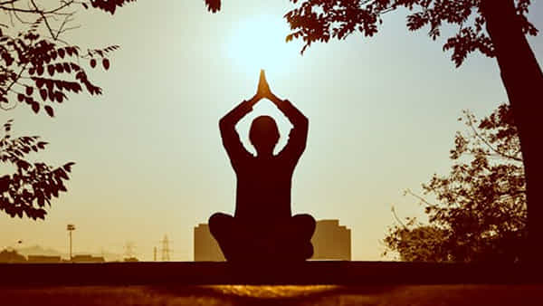Yoga Benefits: ఒత్తిడి నుంచి ఉపశమనం కోసం, నిద్ర లేమి సమస్య నివారణకు యోగా బెస్ట్.. ఈ ఆసనాలు ట్రై చేయండి..
