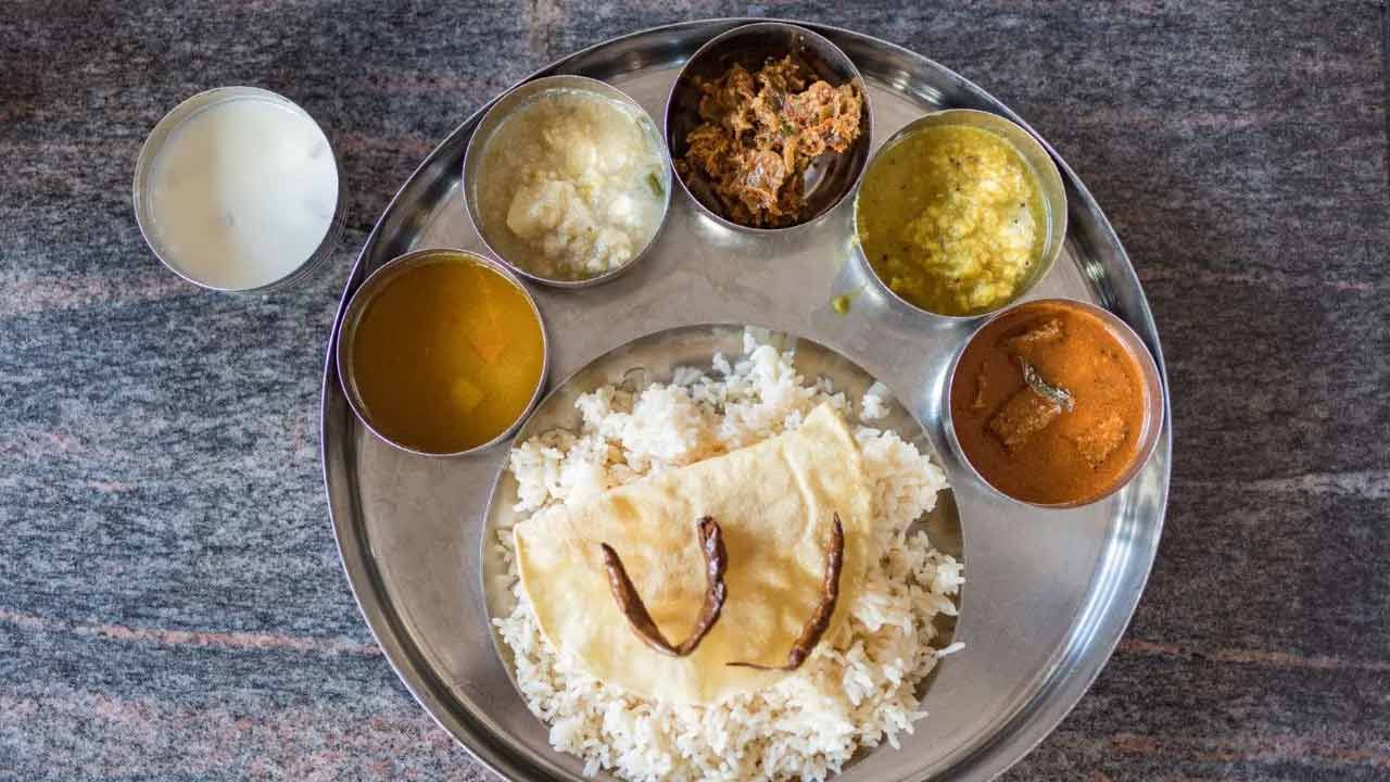 దక్షిణాది భారతంలో దాదాపు అందరి ఆహారపు అలవాట్లు ఒకేలా ఉంటాయి. ముఖ్యంగా భోజనం చివరిలో పెరుగు తినే ఆచారం ఇప్పటికీ అందరూ ఆచరిస్తున్నారు. నేటి కాలంలో చాలా మంది దీనిని పాటించకపోవచ్చు. కానీ దీని వల్ల మన ఆరోగ్యానికి అనేక ప్రయోజనాలు ఉన్నాయని నిపుణులు అంటున్నారు. కొంతమంది పెరుగు లేదా పాలతో తయారు చేసిన ఉత్పత్తులను తినడానికి ఇష్టపడరు. అది వారి వారి ఇష్టాయిష్టాలపై ఆధారపడి ఉంటుంది. కానీ ఇవి కాకుండా పెరుగు తినడానికి ఇష్టపడేవారు భోజనం చివరిలో పెరుగు తప్పనిసరిగా తీసుకోవాలి. ఎందుకంటే ఇది మీకు తెలియని అనేక ఆరోగ్య ప్రయోజనాలను అందిస్తుంది. మరి భోజనం చివరిలో పెరుగు ఎందుకు తినాలి? ప్రయోజనాలు ఏమిటో ఇక్కడ తెలుసుకుందాం..