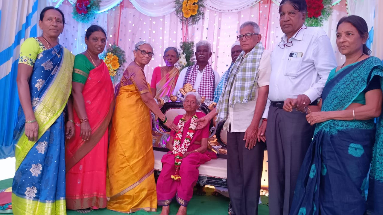 Telangana: సెంచరీ దాటిన బామ్మ.. నాలుగు తరాలతో కలిసి ఘనంగా జన్మదిన వేడుకలు