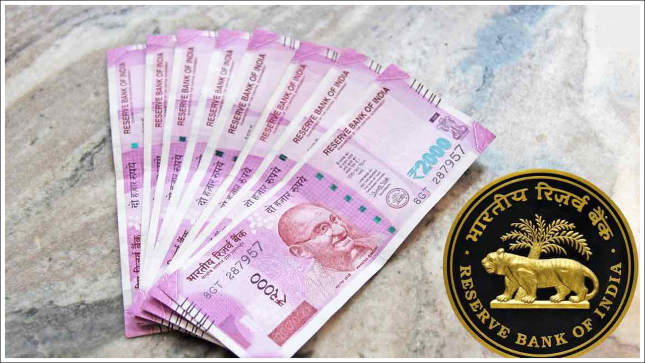 RBI: రెండు వేల రూపాయల నోటును చెలామణి నుంచి ఉపసంహరించుకుని రెండేళ్లు అయింది. దీనిపై రిజర్వ్ బ్యాంక్ ఆఫ్ ఇండియా (RBI) ఒక ప్రధాన అప్డేట్ను అందించింది. ఈ నోట్లను చెలామణి నుంచి ఉపసంహరించుకున్న రెండు సంవత్సరాల తర్వాత కూడా రూ. 6,266 కోట్ల విలువైన నోట్లు ఇప్పటికీ మార్కెట్లో ఉన్నాయని తమ డేటా ద్వారా వెల్లడైందని రిజర్వ్ బ్యాంక్ తెలిపింది.