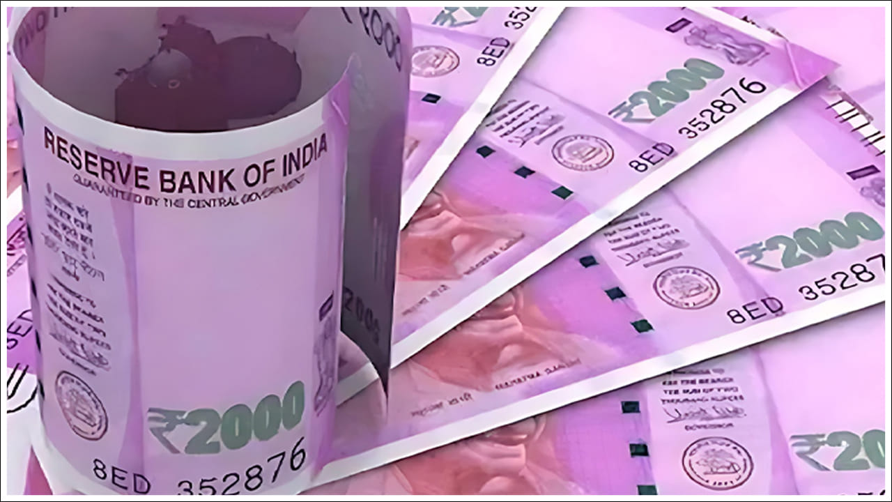 అక్టోబర్ 9, 2023 నుండి RBI కార్యాలయాలలో బ్యాంకు ఖాతాలలో డిపాజిట్ చేయడానికి వ్యక్తులు, సంస్థల నుండి రూ. 2000 నోట్లను బ్యాంక్ స్వీకరిస్తోంది. మీరు ఇండియా పోస్టాఫీసుల నుండి దేశంలోని ఏదైనా స్థానిక RBI కార్యాలయానికి కూడా రూ. 2000 నోట్లను పంపవచ్చు. ఈ డబ్బు వారి బ్యాంకు ఖాతాకు బదిలీ చేయబడుతుంది.