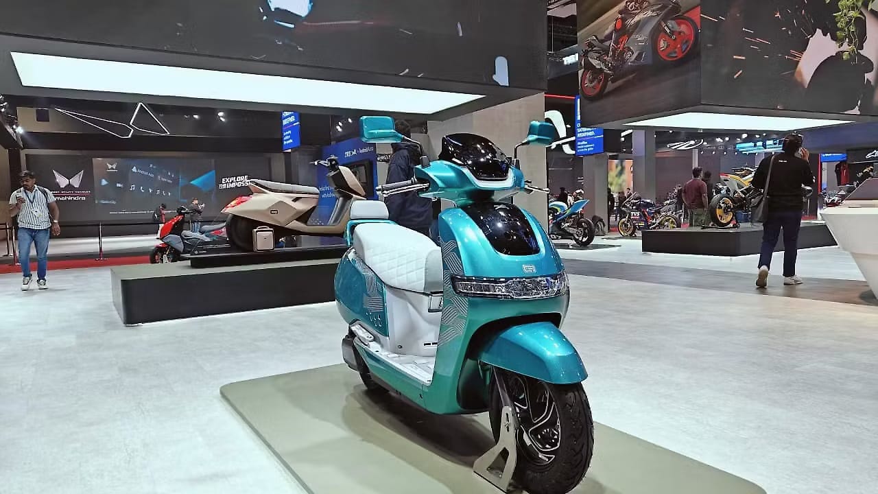 EV Scooter: 2025 వెర్షన్ టీవీఎస్ ఐక్యూబ్ రిలీజ్.. బ్యాటరీ విషయంలో తగ్గేదేలే..!