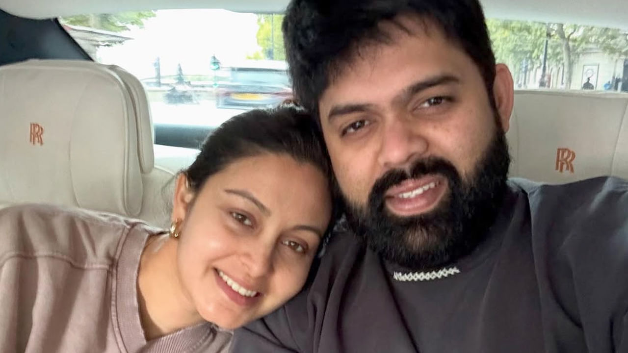 అభినయ- కార్తీక్ ల ఫొటోలను చూసిన నెటిజన్లు క్రేజీ కామెంట్స్ చేస్తున్నారు. 'బ్యూటిఫుల్ కపుల్, 'జంట చాలా బాగుంది' అంటూ కాంప్లిమెంట్స్ ఇస్తున్నారు.