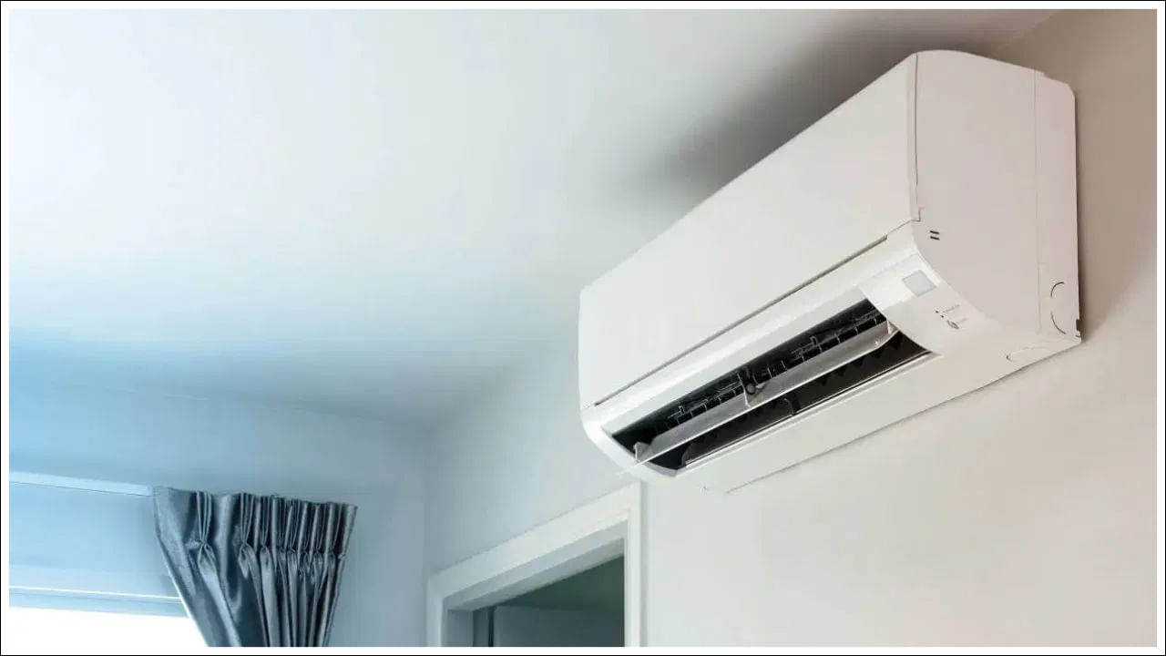 రిఫ్రిజిరేటర్ లాగా, ACలో ఐస్‌ ఏర్పడుతుంది. మీరు కూడా ఏసీ వాడుతూ దాని గురించి తెలియకపోతే, ఈరోజు మనం ACలో ఐస్‌ ఎందుకు ఏర్పడుతుంది ? ఇలా జరిగితే ఏమి చేయాలో తెలుసుకుందాం.