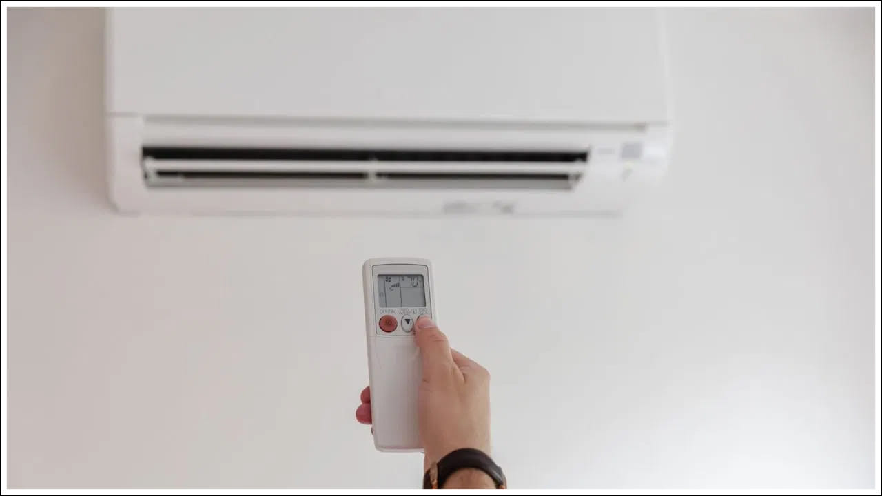 థర్మోస్టాట్ కారణం కావచ్చు: ఏసీ థర్మోస్టాట్ దెబ్బతిన్నప్పుడు అది ఏసీ ఉష్ణోగ్రతను సరిగ్గా నియంత్రించదు. దీని కారణంగా చల్లదనం సరిగ్గా జరగదు. అటువంటి పరిస్థితిలో ఏసీ ఎక్కువసేపు నడపవలసి ఉంటుంది. ఎక్కువసేపు పనిచేయడం వల్ల, కాయిల్ చల్లబడటం ప్రారంభమవుతుంది. అలాగే ఐస్‌ గడ్డ ఏర్పడుతుంది. దీనిని నివారించడానికి, మీరు ACని క్రమానుగతంగా నిర్వహించాలి. AC థర్మోస్టాట్ చెడిపోయినట్లయితే మీకు తెలుస్తుంది. మీరు దీన్ని సకాలంలో సరిచేసుకోవాలి.