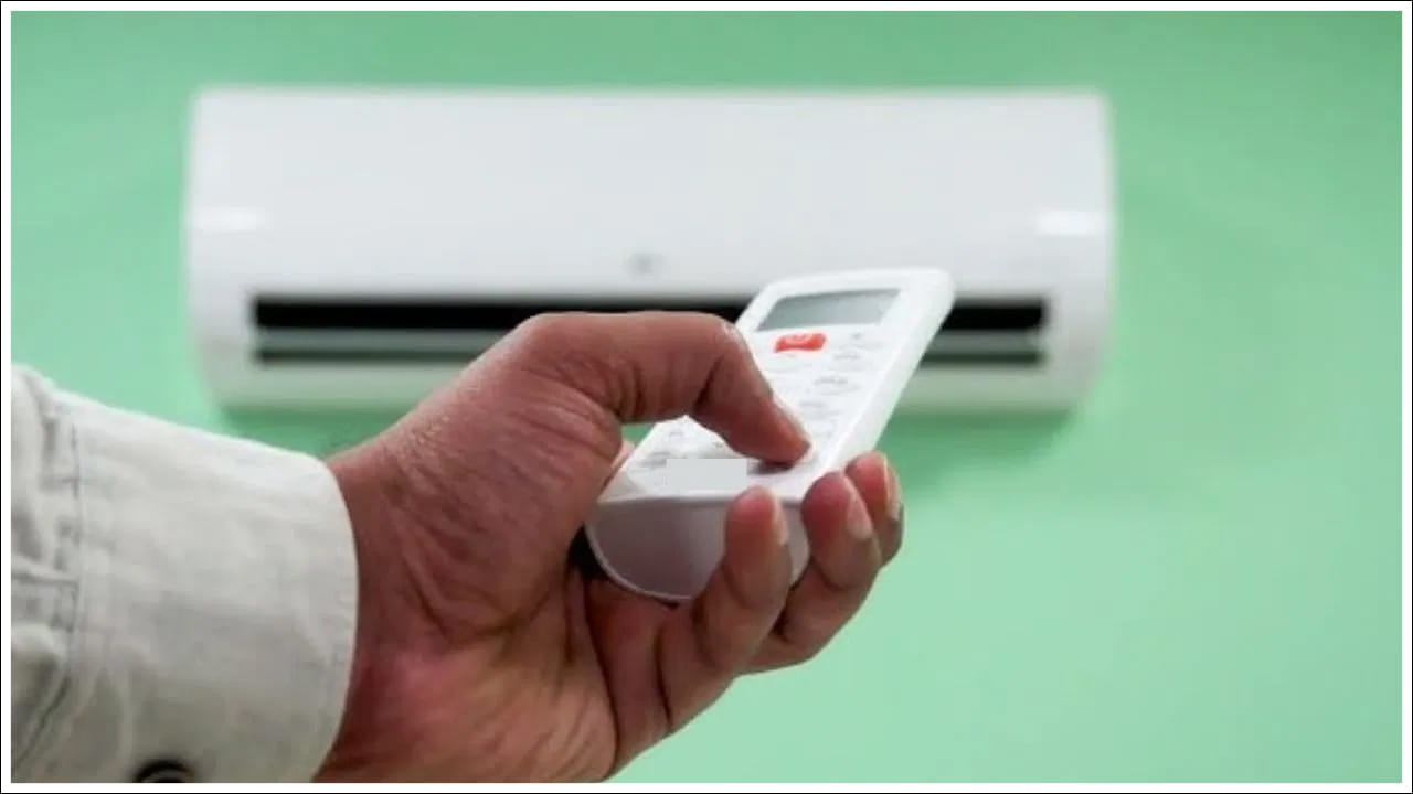 ఇది వేసవి కాలం ఏసీ వాడకం ఎక్కువగా ఉంటుంది. కొన్ని సందర్భాల్లో ఏసీ AC రిమోట్ అకస్మాత్తుగా చెడిపోతే, సమస్య పెరుగుతుంది. అయితే, భయపడాల్సిన అవసరం లేదు. ఎందుకంటే మీ AC రిమోట్ చెడిపోయినప్పుడు ఏమి చేయాలో తెలుసా? అందుకు ఒక ఉపాయం ఉంది.