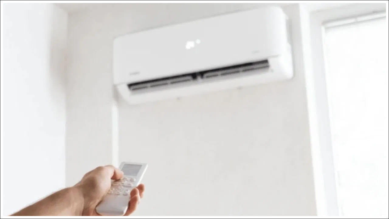 యూనివర్సల్ రిమోట్ ఉపయోగించండి: మీ ఏసీ మోడల్ కోసం రిమోట్ నిలిపివేస్తే మీరు మీ ఏసీ కోసం యూనివర్సల్ రిమోట్ను కూడా ఆర్డర్ చేయవచ్చు. నిజానికి మార్కెట్లో రిమోట్లు కూడా అందుబాటులో ఉన్నాయి. ఇవి ఏ నిర్దిష్ట బ్రాండ్కు పని చేయవు. కానీ దాదాపు అన్ని బ్రాండ్ల ఏసీలతో పనిచేస్తాయి. ఈ రకమైన యూనివర్సల్ రిమోట్ మీ సమస్యను పరిష్కరించగలదు.