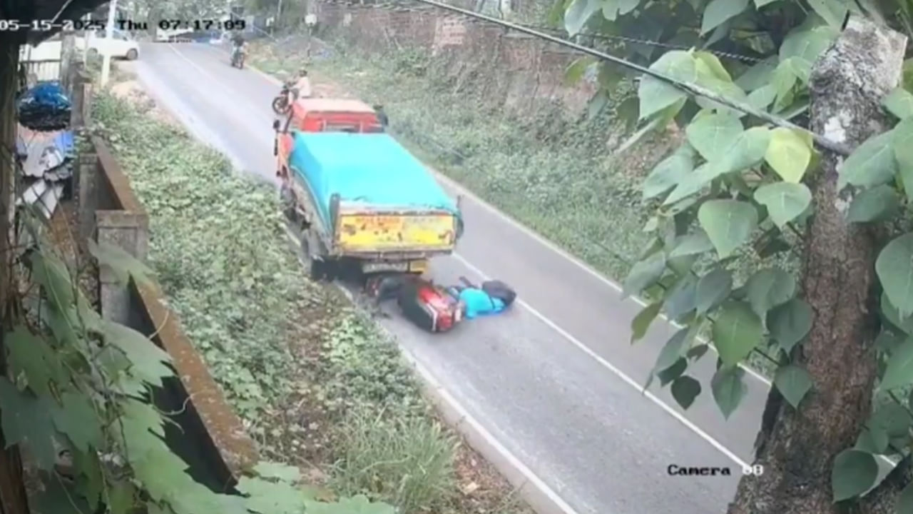 Accident Video: నియంత్రణ కోల్పోయి రివర్స్ వచ్చిన ట్రక్కు.. వెనక స్కూటీపై వస్తోన్న మహిళ.. ఆ తర్వాత