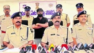 ఇదేం చిత్రమూ.. విద్యార్థులను ఊరేగించిన ఉపాధ్యాయులు.. ఎందుకంటే..!