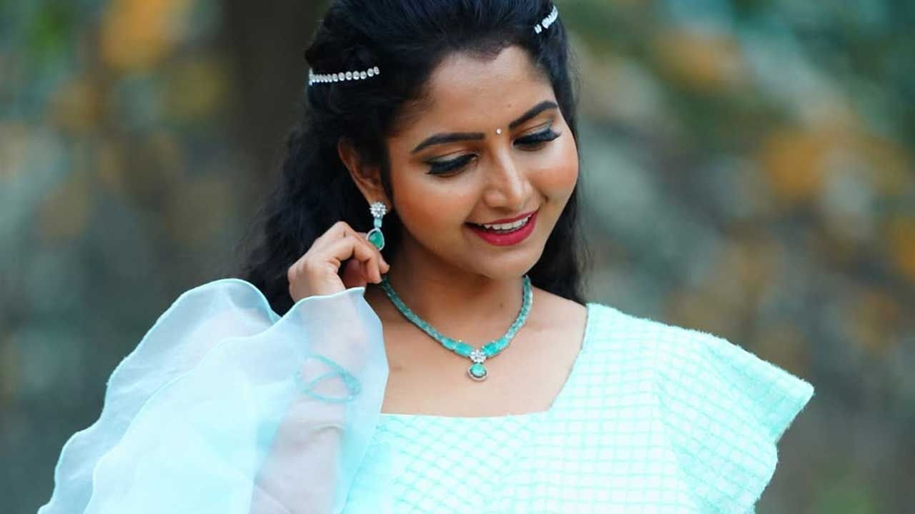 అందాల ముద్దుగుమ్మ దీపిక రంగరాజు గురించి ఎంత చెప్పినా తక్కువే. ఈ అమ్మడు అందానికి ఎవ్వరైనా ఫిదా అవ్వాల్సిందే. బుల్లితెరపై నటిస్తూ తన నటనతో గ్లామర్‌తో ప్రతి ఒక్కరినీ ఆకట్టుకుంది ఈ ముద్దుగుమ్మ.