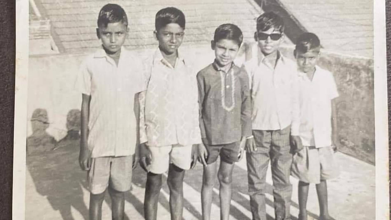 Tollywood: పేరు చెబితే అభిమానులకు పూనకాలే.. ఈ ఫోటోలో ఉన్న స్టార్ హీరో ఎవరో తెలుసా.. ?