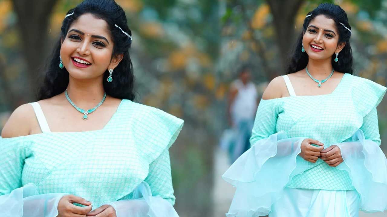 బ్రహ్మముడి సీరియల్తో తెలుగు అభిమానుల మనసు దోచిన చిన్నది దీపిక. ఈ సీరియల్ లో కావ్య పాత్రలో నటించి, తన నటనతో మంచి గుర్తింపు సొంతం చేసుకుంది. అంతే కాకుండా ఈ అమ్మడు చేసే అల్లరి గురించి చెప్పడానికి మాటలే సరిపోవు.