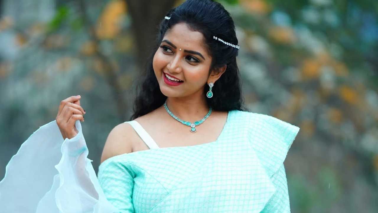 బుల్లితెరపై పలు షోల్లో పాల్గొంటూ తన క్యూట్ నెస్ అండ్ అల్లరి,మాటలతో ప్రతి ఒక్కరి మనసు దోచేస్తుంటుంది. అంతే కాకుండా ఎప్పుడూ సోషల్ మీడియాలో యాక్టివ్గా ఉంటూ ప్రతి ఒక్కరినీ తన వైపుకు లాక్కుంటుంది.