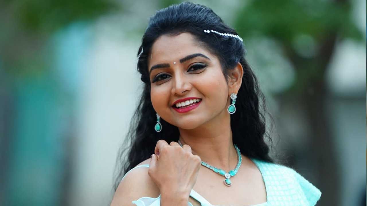 తాజాగా ఈ చిన్నది స్కై బ్లూ కలర్ డ్రెస్ ధరించి పలు ఫొటోలకు ఫోజులిచ్చింది. అందులో ఈ ముద్దుగుమ్మ తన అందంతో కుర్రకారుకు చెమటలు పట్టిస్తుంది. స్టైలిష్ లుక్లో యూత్ను ఆగం చేస్తుంది.