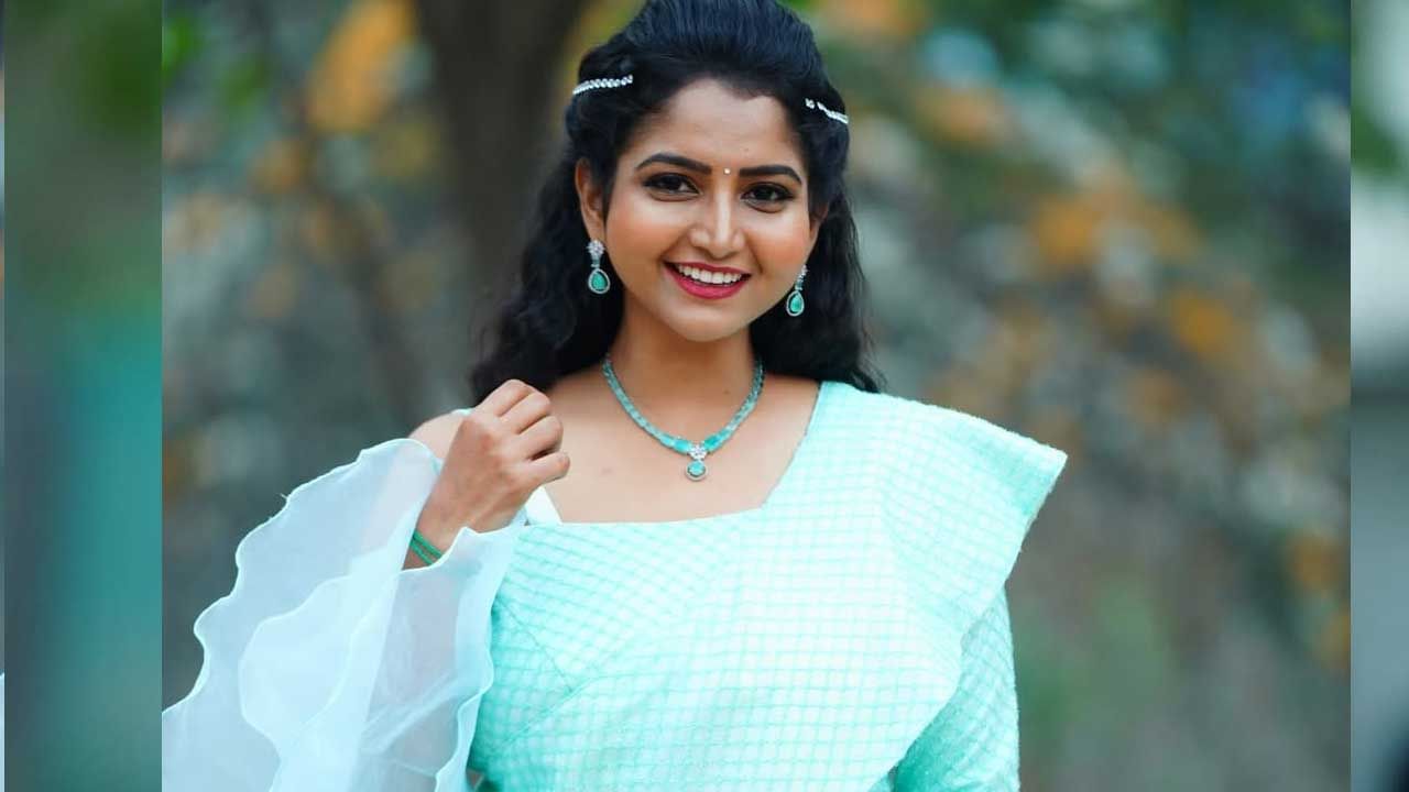 ప్రస్తుతం దీనికి సంబంధించిన ఫొటోలు నెట్టింట తెగ వైరల్ అవుతున్నాయి. ఇక వీటిని చూసిన ఈ అమ్మడు అభిమానులు కావ్య సూపర్, బ్యూటిపుల్ అంటూ కామెంట్స్ చేస్తున్నారు.