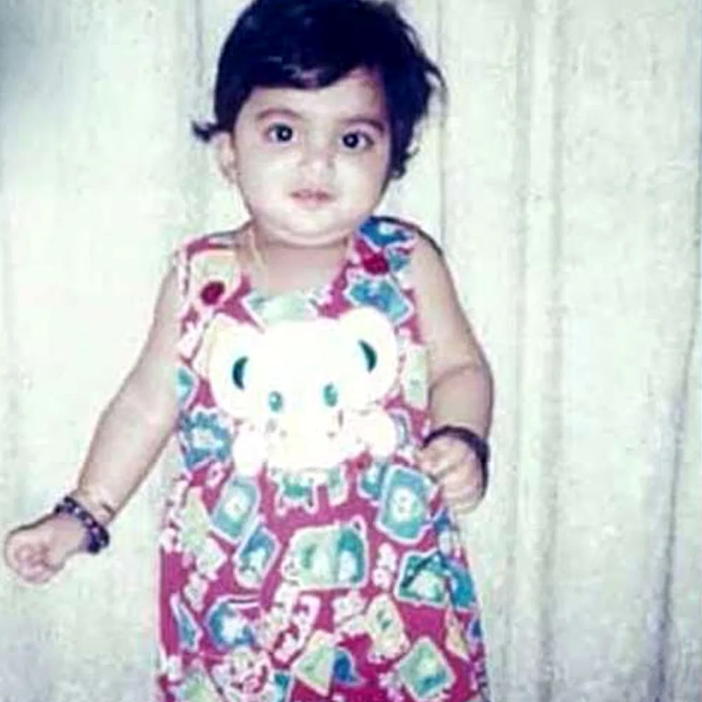 క్యూట్ స్మైల్ కవ్వించే అందం.. ఈ బూరె బుగ్గల బిజ్జయిని గుర్తుపట్టారా.? ఒక్కసారి చూస్తే మళ్లీ మళ్లీ చూడాలనిపించే అందం ఆ అమ్మడిది. క్యూట్ నెస్ కు కేరాఫ్ అడ్రస్ ఇంతకు ఆమె ఎవరో గుర్తుపట్టారా.? ఆమె చాలా ఫేమస్ నటి. 