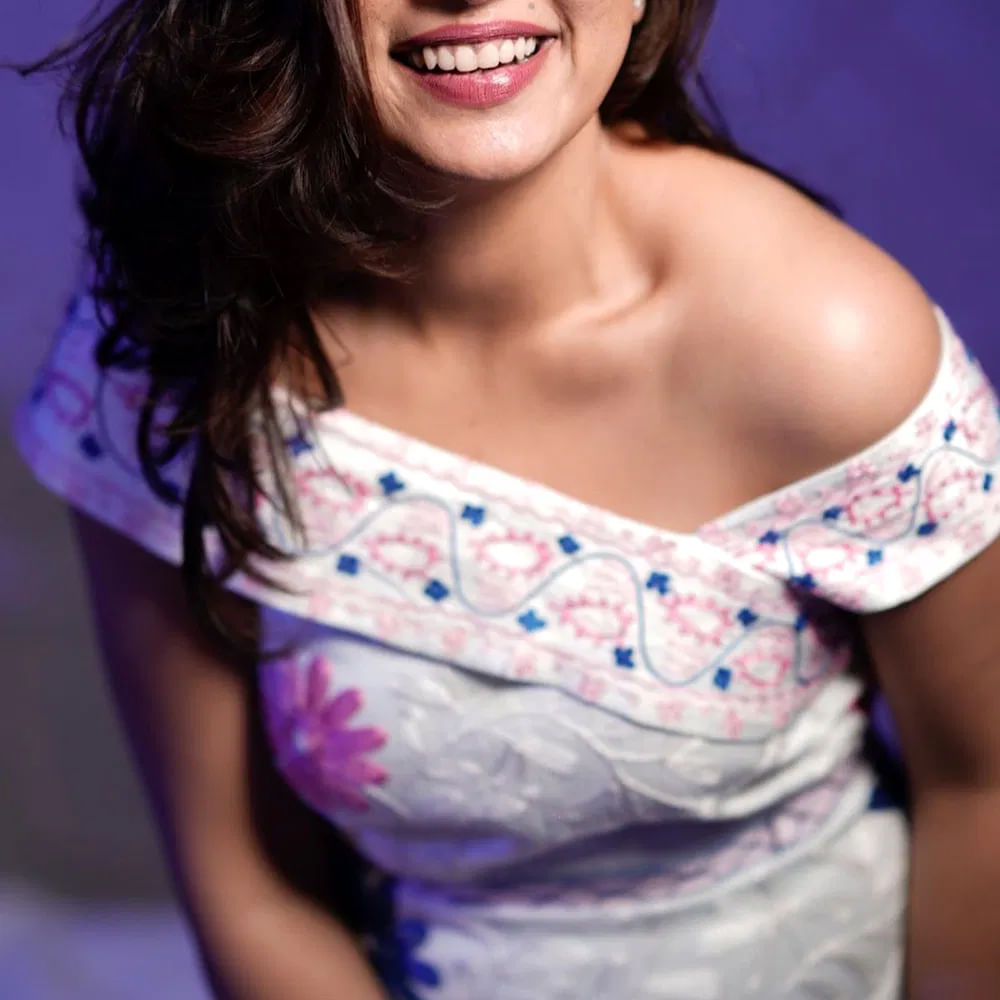 పై ఫొటోలో కనిపిస్తున్న అమ్మడు తెలుగులో ఒకే ఒక్క సినిమా చేసింది కానీ విపరీతమైన ఫ్యాన్ ఫాలోయింగ్ ను సొంతం చేసుకుంది ఆ అమ్మడు ఇంతకు ఆమె ఎవరో గుర్తుపట్టారా.? చూస్తే ప్రేమలో పడిపోతారు గురూ.. తన క్యూట్ నెస్ తో ఎంతో మంది కుర్రాళ్లను బుట్టలో పడేసింది. 