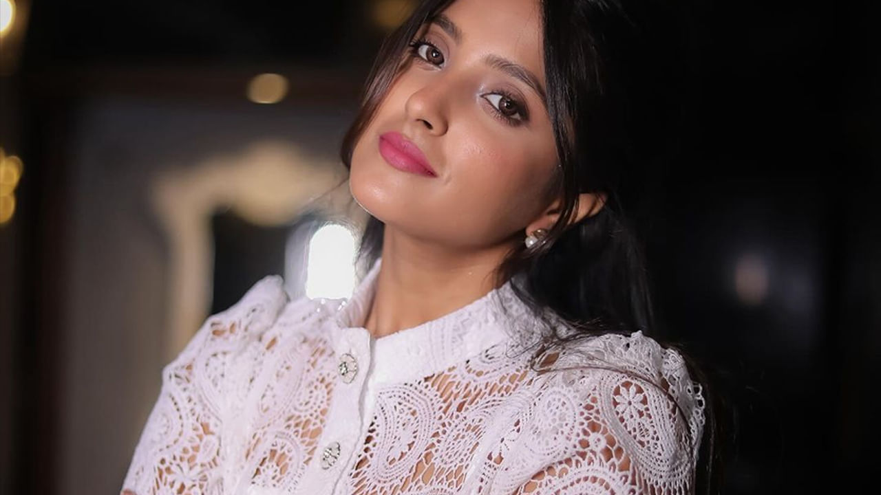 12 ఏప్రిల్ 1997న బీహార్ రాష్ట్రంలోని సహర్సా లో ఓ హిందూ కుటుంబంలో జన్మించింది  ఉల్కా గుప్తా. పెరిగింది మాత్రం మహారాష్ట్ర రాజధాని ముంబైలో. ఆమె తండ్రి గగన్ మరియు ఆమె చెల్లెలు గోయా కూడా నటులే. ముంబైలోని దహిసర్‌లోని రుస్తోమ్‌జీ ఇంటర్నేషనల్ స్కూల్‌లో చదువుకుంది. 