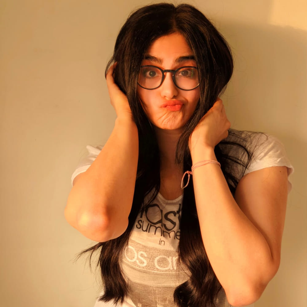 ఈ వయ్యారి భామ  సోషల్ మీడియాలో క్రేజీ ఫోటోలు వదులుతూ నెటిజన్స్ ను ఆకట్టుకుంటుంది. ఈ అమ్మడి గ్లామరస్ ఫోటోలు నెటిజన్స్ ను విశేషంగా ఆకట్టుకుంటున్నాయి. తాజాగా కొన్ని ఫోటోలను అభిమానులతో పంచుకుంది. 