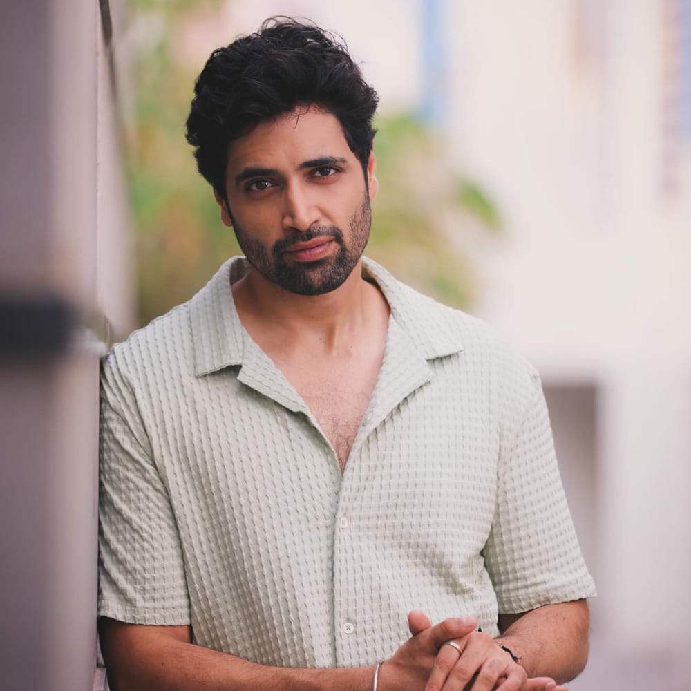 నెగెటివ్ షేడ్స్ ఉన్న క్యారెక్టర్లో డెకాయిట్ అనే మూవీ చేస్తున్నారు శేష్. చాలా రోజుల క్రితమే ఎనౌన్స్ అయిన ఈ సినిమాలో ముందు శ్రుతి హాసన్ను హీరోయిన్గా తీసుకున్నారు.